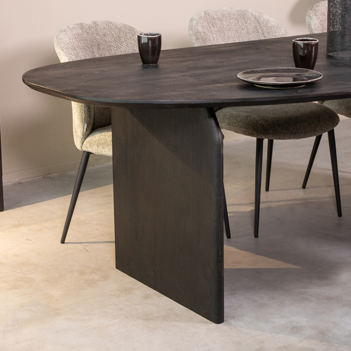 Eetkamertafel Cooper - Zwart - Mangohout - Modern - LABEL51