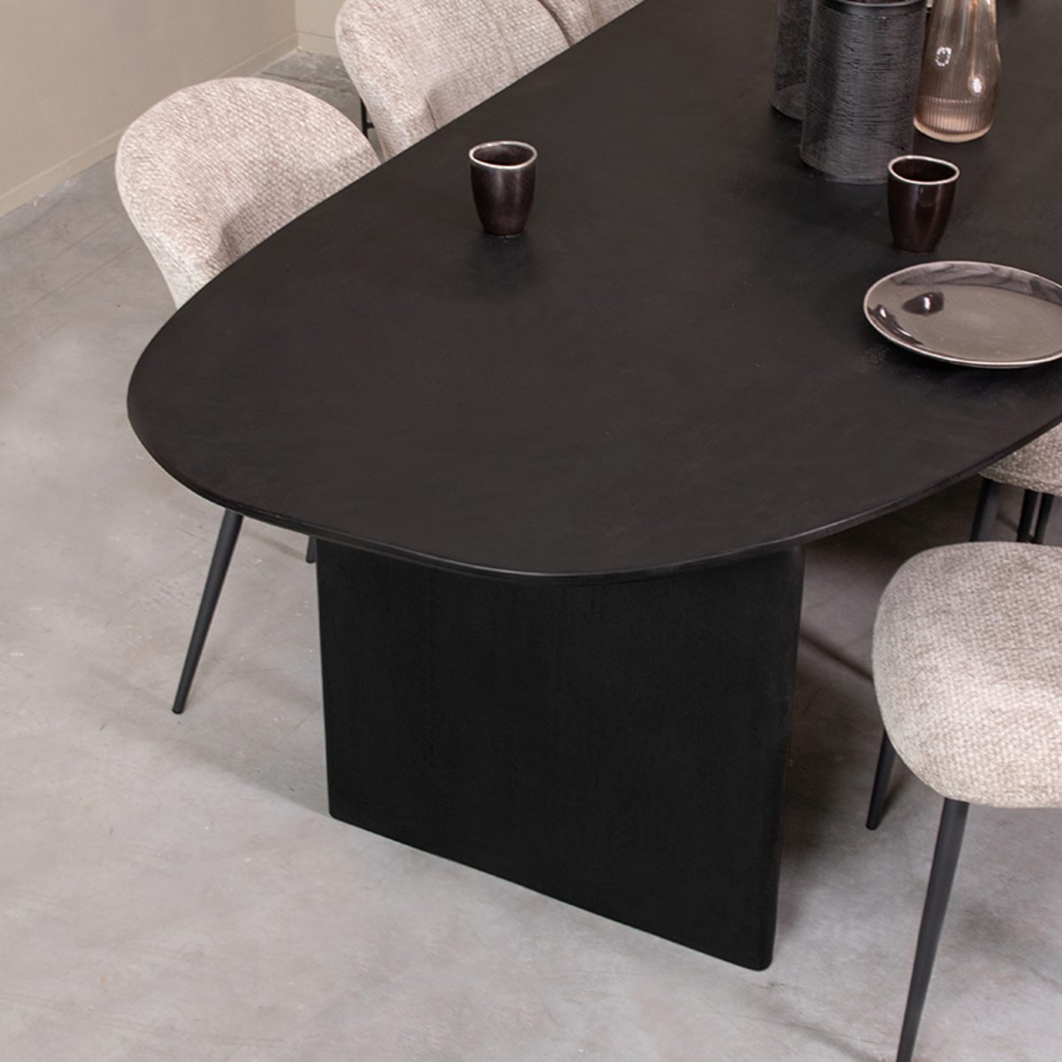 Eetkamertafel Cooper - Zwart - Mangohout - Modern - LABEL51