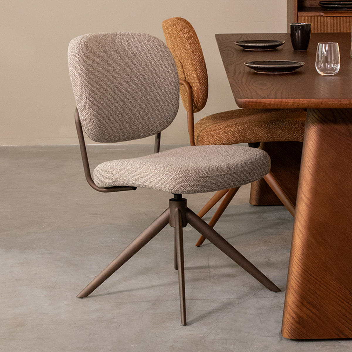 Eetkamerstoel Geneva - Draaibaar - Zonder armleuning - Truffel grijs - Boucle - Design - LABEL51
