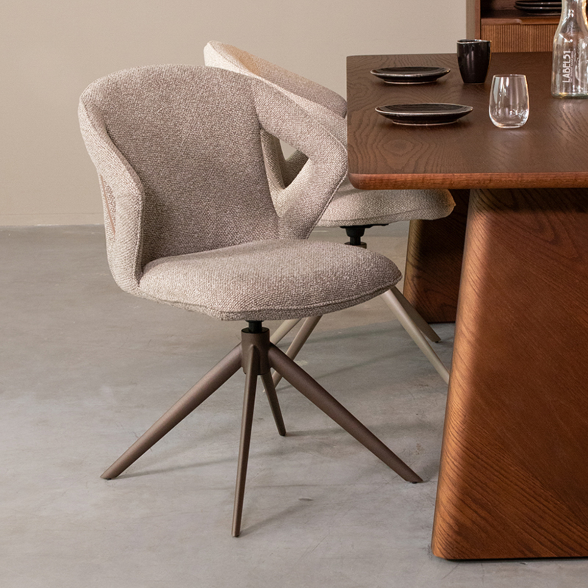Eetkamerstoel Zurich - Draaibaar - Armleuning - Truffel grijs - Boucle - Design - LABEL51