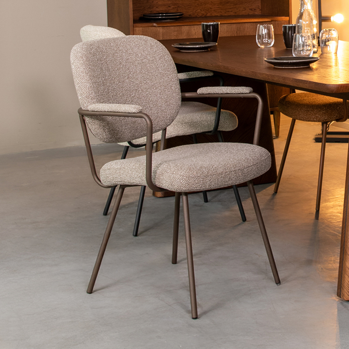 Eetkamerstoel Lausanne - Armleuning - Truffel grijs - Boucle - Design - LABEL51