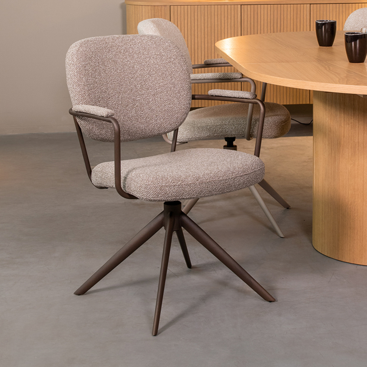 Eetkamerstoel Basel - Draaibaar - Armleuning - Truffel grijs - Boucle - Design - LABEL51