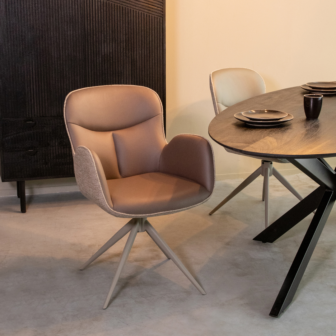 Eetkamerstoel I_Lasse - Armleuning - Bruin - Microvezel - Design - LABEL51